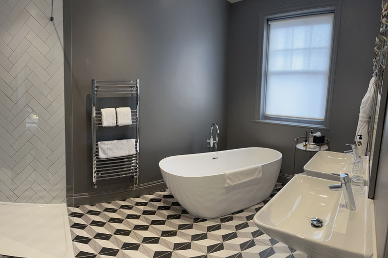 Small Double with a free-standing bath